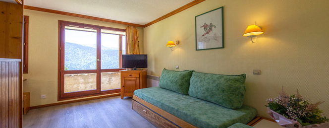 [Vacancéole – Les Hauts de la Drayre]residence-les-hauts-de-la-drayre-vaujany-studio-stc4-sejour-1