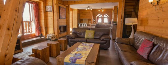 [Chalet l’Epervière]1 – Salon – séjour – cuisine – baies – cheminée