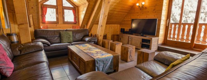 [Chalet l’Epervière]3 – Salon – baies – télévision