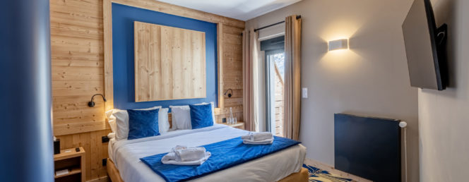 [Hôtel Les Cimes]Chambre double bleue Hôtel Les Cîmes