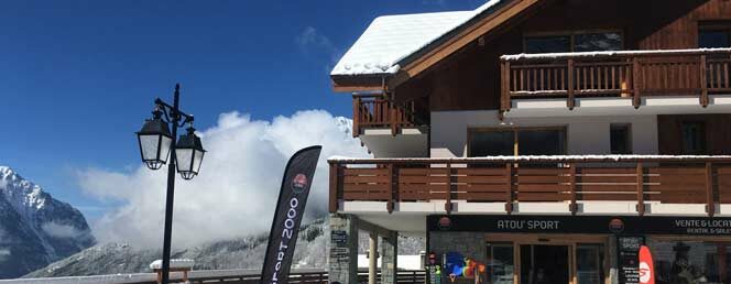 Vitrine du commerce Atou'Sport à Vaujany, magasin de sport, location de ski et vtt