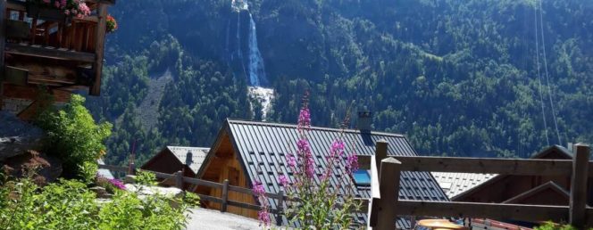 [Chalet Skidh]23. chalet Skidh . belle vue sur la cascade
