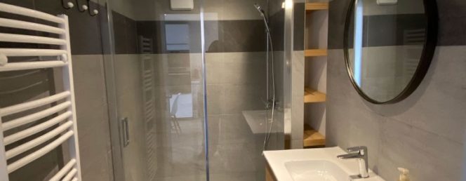 [Appartement Le Terrier]salle-bain-la-taniere-chambre-dhote-768×641