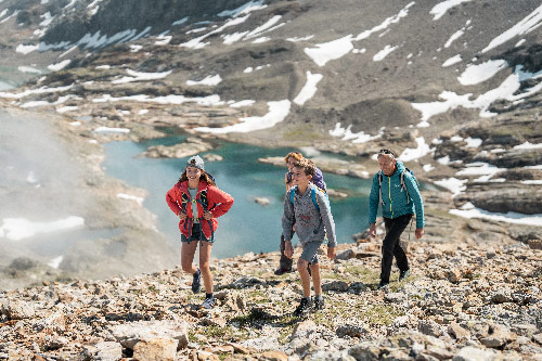 Famille souriante au ski en plein selfie