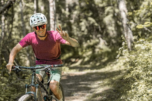 Famille souriante au ski en plein selfie