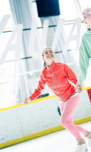 2 jeunes filles sur la glace patinant à la patinoire de Vaujany
