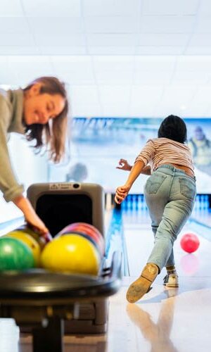Deux personnes en action sur la piste de bowling de Vaujany