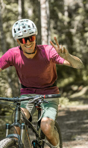 VTTiste souriant et saluant, cadre forestier