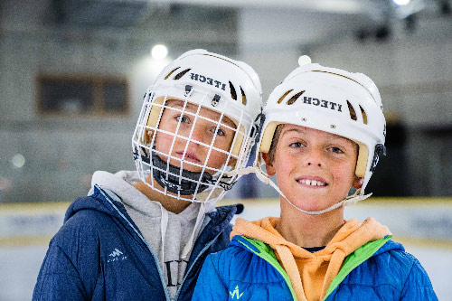 Enfants avec casque à la patinoire de Vaujany @Olivier Lefebvre Mocean