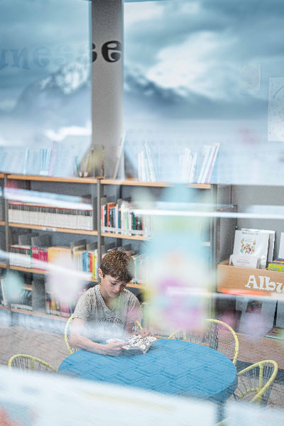 Enfant en lecture à la bibliothèque de Vaujany