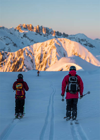 Groupe de skieurs rejoignant les pentes de Vaujany au lever du soleil