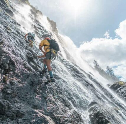 2 personnes sur la Viaferrata de la Cascade de la Fare : Départ impressionnant