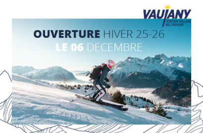 Skieuse sur neige fraiche avec un paysage montagneux enneigé, message d'ouverture hiver 25-26 le 06 décembre