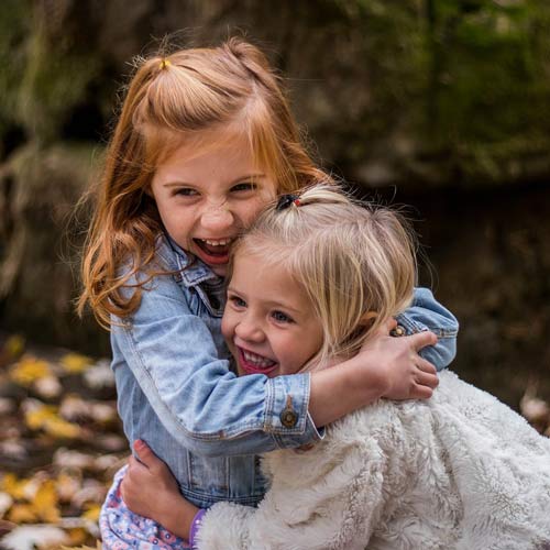 Deux enfants accolés