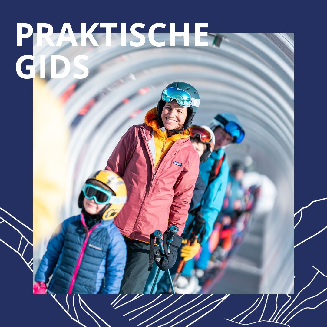 Vrolijk meisje op de schouders van haar moeder in de straatjes van Vaujany