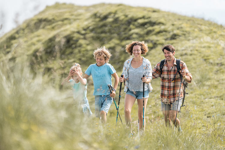 Famille souriante au ski en plein selfie