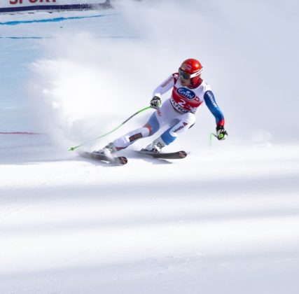 Athlète sur les carres en compétition de ski alpin