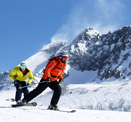 Skieurs patinant avec montagnes en arrière plan