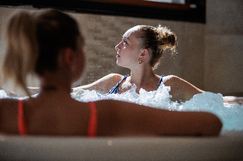 Famille souriante au ski en plein selfie