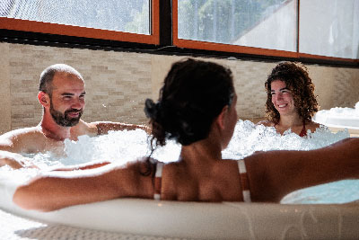 Groupe d'adulte se relaxant dans un bain à remous à Vaujany