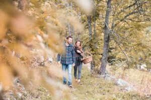 Couple en balade sur un sentier avec les couleurs d'automne sur les arbres