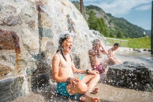 Vaujany Espace nature et Loisirs du Collet : enfants dans les jeux d'eau