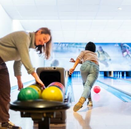 Deux personnes en action sur la piste de bowling de Vaujany