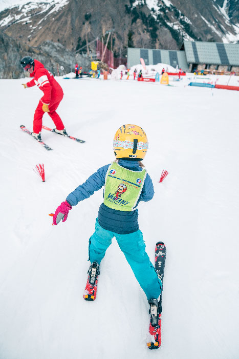 Kind op ski's tijdens skiles met ESF-instructeur