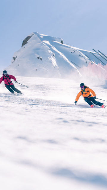 Skieurs en ski alpin évoluant sur les pistes de Vaujany