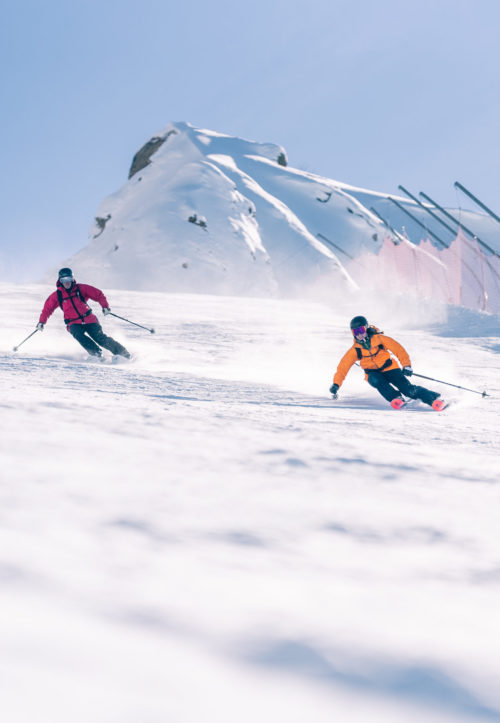 Skieurs en ski alpin évoluant sur les pistes de Vaujany