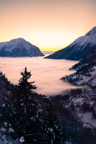 Paysage de coucher de soleil avec mer de nuage sur la vallée de la Romanche