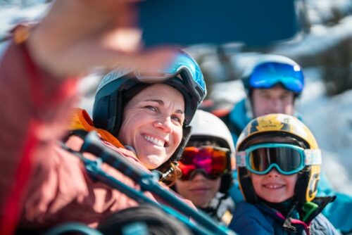 Selfie d'une famille au ski à Vaujany : un tarif famille et groupe, ça aide !