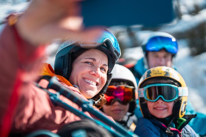 Selfie d'une famille au ski à Vaujany : un tarif famille et groupe, ça aide !