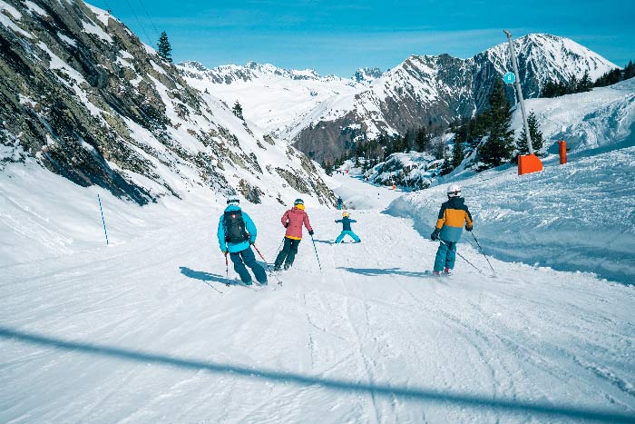 Famille sur les pistes de ski de Vaujany