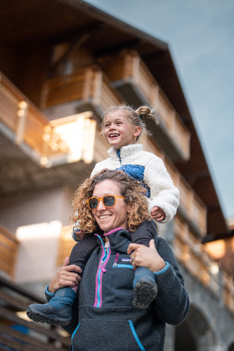 Famille heureuse dans les rues de Vaujany