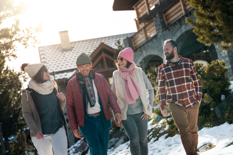 Groupe de personnes marchant dans les ruelles de Vaujany