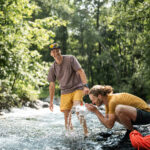 Binôme d'escalade en train de se rafraichir après une sortie estivale