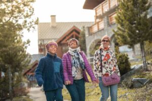 Groupe marchant dans le village de Vaujany