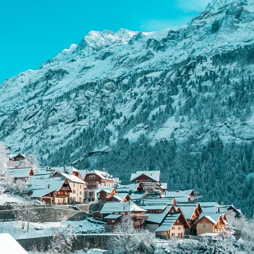 Vue sur une partie du village de Vaujany avec les sommets en arrière plan