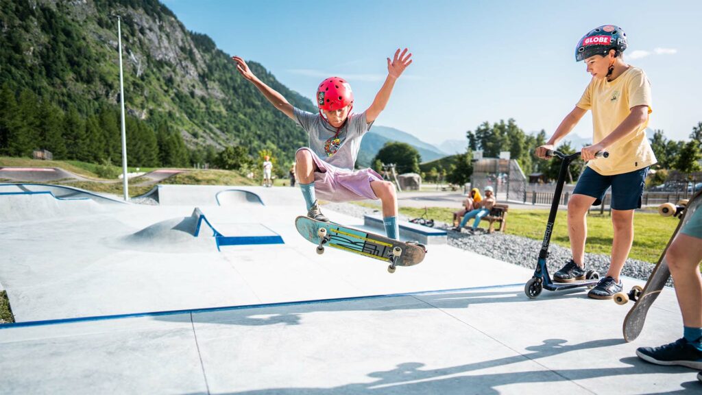 Enfants sur skatepark, Espace Nature et Loisirs du Collet, Vaujany